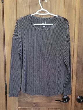 Womens Ribbed Long-Sleeve Shirt in Black and Gray